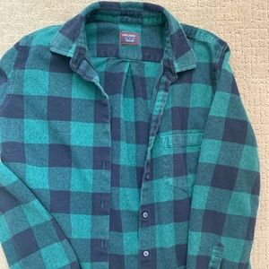 Untuckit woman’s wrinkle free shirt.